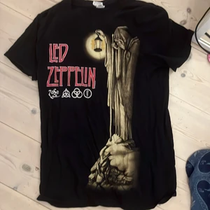 Band T-shirt  - Skit snyg led Zeppelin tröja köp på punkt shop!!!  Jag tar bara Swish och möts i sthlm skicket är 10/10 men sälljs pga att jag sparar pengar 