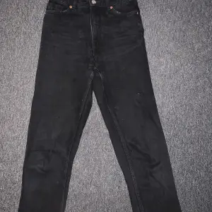 Säljer dessa svarta jeans från monki, då de är för små för mig. Strl 24. Modellen heter Taiki Balloon Leg. Pris kqn diskuteras. Köparen står för frakten! 🖤