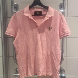 Piké från Lyle&Scott - Piké i fint skick från Lyle&Scott. Storlek M.