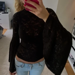 Spetstopp  - Cool spetstopp med breda ärmar från Gina tricot. Strl XS. Som helt ny. 