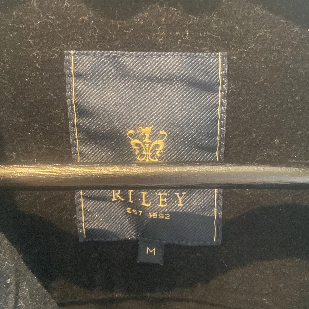 Oanvänd overshirt från Riley inköpt på brothers i storlek M.. Skjortor.