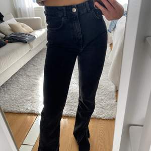 Raka svarta jeans med slits från Pull&bear. Höga i midjan och långa ben, jag är 170 cm lång. Använda ett par gånger och är i bra skick! Strl 34