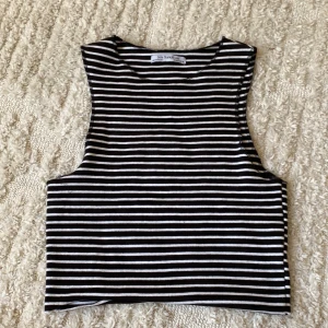 crop top  - säljer denna randiga crop topen dom jag köpt på second hand i göteborg. Använder inte den här så tänkte sälja den💗
