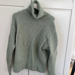 Stickad polotröja  - Stickad grön polotröja 