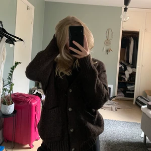 Brun kofta - Brun jättefin kofta från Gina. Supervarm och mysig tröja som inte längre kommer till användning. Koftan är i storlek 34 men är lite oversized. Säljs för 150kr + frakt. 
