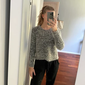 Fluffig tröja - Jätte mysig och skön fluffig tröja. Säljer den i bra skick använd ett fåtal gånger. 