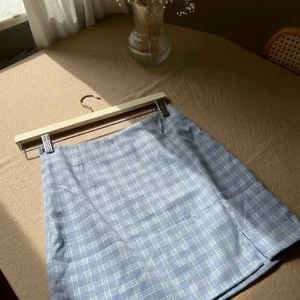 Rutig kjol  - Rutig kjol i ljusblå, jättefint skick och pris är inkl frakt! 