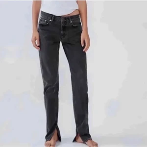 Zara jeans - Säljer dessa zara jeans med slitits i den gamla modellen! Har ett par i 34 och ett par i 38 och säljer de för 300kr styck