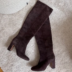 Klackar Mocka - Snygga klackar i mocka inköpta på Nybrogatan Rizzo i Stockholm. Jättefint skick. Nypris 2700 kr.