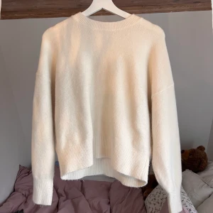 Stickad tröja från Zara  - Den är relativt använd vilket har gjort så att det finns lite knottrig. Annars så är den jätte snygg och passar perfekt inför hösten. Nypris 360kr Köparen står för frakten   