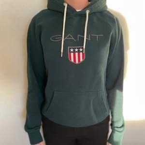 Mörkgrön Gant hoodie i bra skick, inga defekter