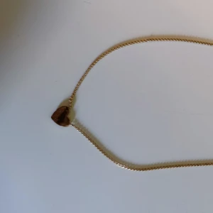 Dyrberg kern halsband hjärta - Dyrberg kern halsband med ett hjärta, glittrar runtom hjärtat. Fler bilder kan fås om så önskas