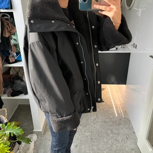 Höstjacka från Other Stories  - Säljer denna jacka som är i superbra skick!! Köpt förra året på stories för 1500! Köparen står för frakt 