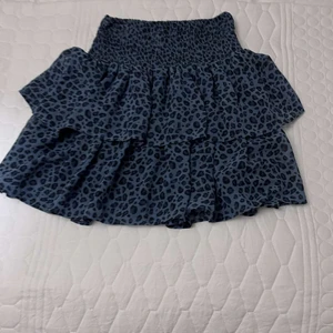 Volangkjol - Jätte söt volangkjol jag köpte för ca 1,5 år sedan, storlek 158/164. Säljer pga att den inte kommer till användning lika mycket längre. Köparen står för frakt tar endast Swish! 