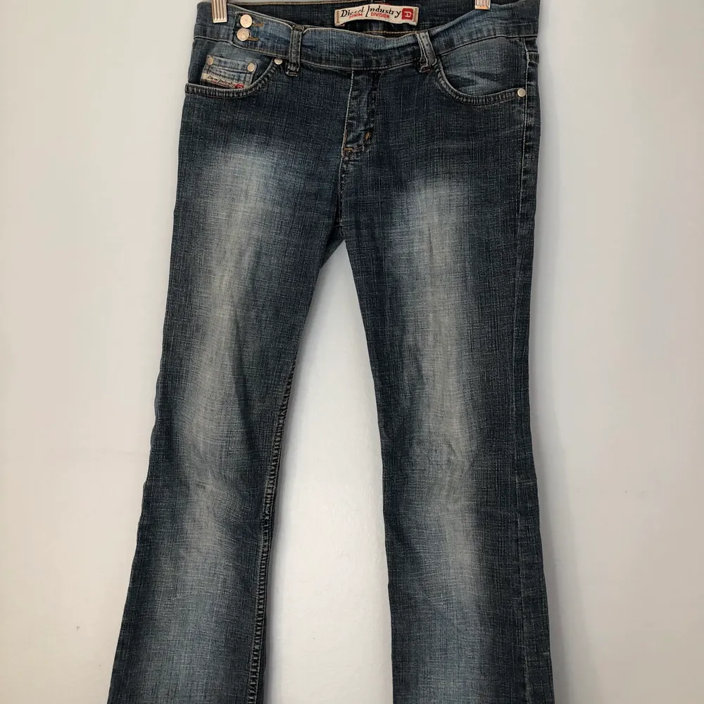 Ett par diesel jeans! Lågmidjade och flared! Lite korta på mig som är 165-168 men passar bra annars . Jeans & Byxor.