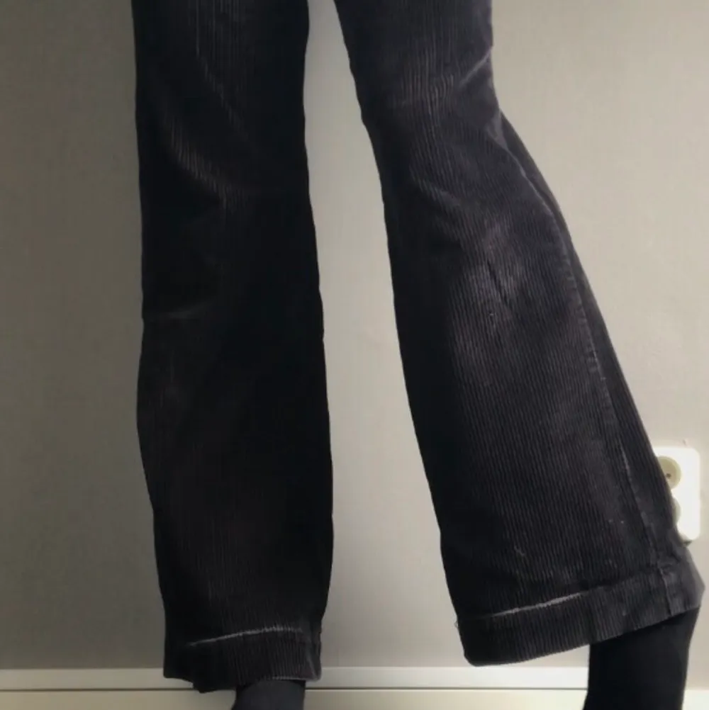 Midwaist/low waist bootcut byxor i manchestertyg från indiska. De är i använt skick men fortfarande fina, säljer då de är för kort för mig. . Jeans & Byxor.