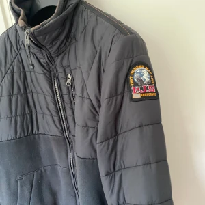 Parajumper jacka - Mycket fin parajumper jacka i storlek Small. Jackan är stor i storleken så passar Medium också. Jackan är sparsamt använd och i väldigt fint skick! Den är inköpt på NK Göteborg.  