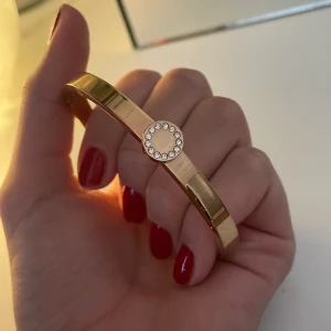 Armband - Säljer detta snygga guldfärgade armband från Bud to Rose då det inte kommer till användnig! Superfint skick😍