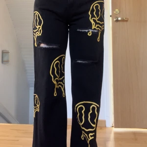 Jeans med tryck - As feta jeans med smileys på