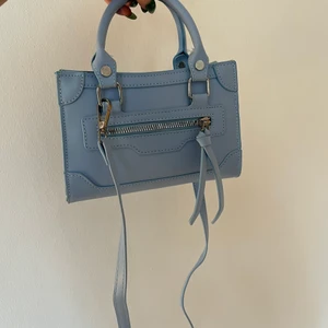 Blå liten väska - Äääälskar denna väskan så mycket men den kommer tyvärr inte till användning här hos mig. 