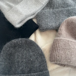 Mössor  - Säljer dessa superfina mössor i Kashmirmix och bomull, finns mer på Instagram - JULIDESIGN. 299kr/st🧸☁️🍂 går att beställa här eller på Instagram 