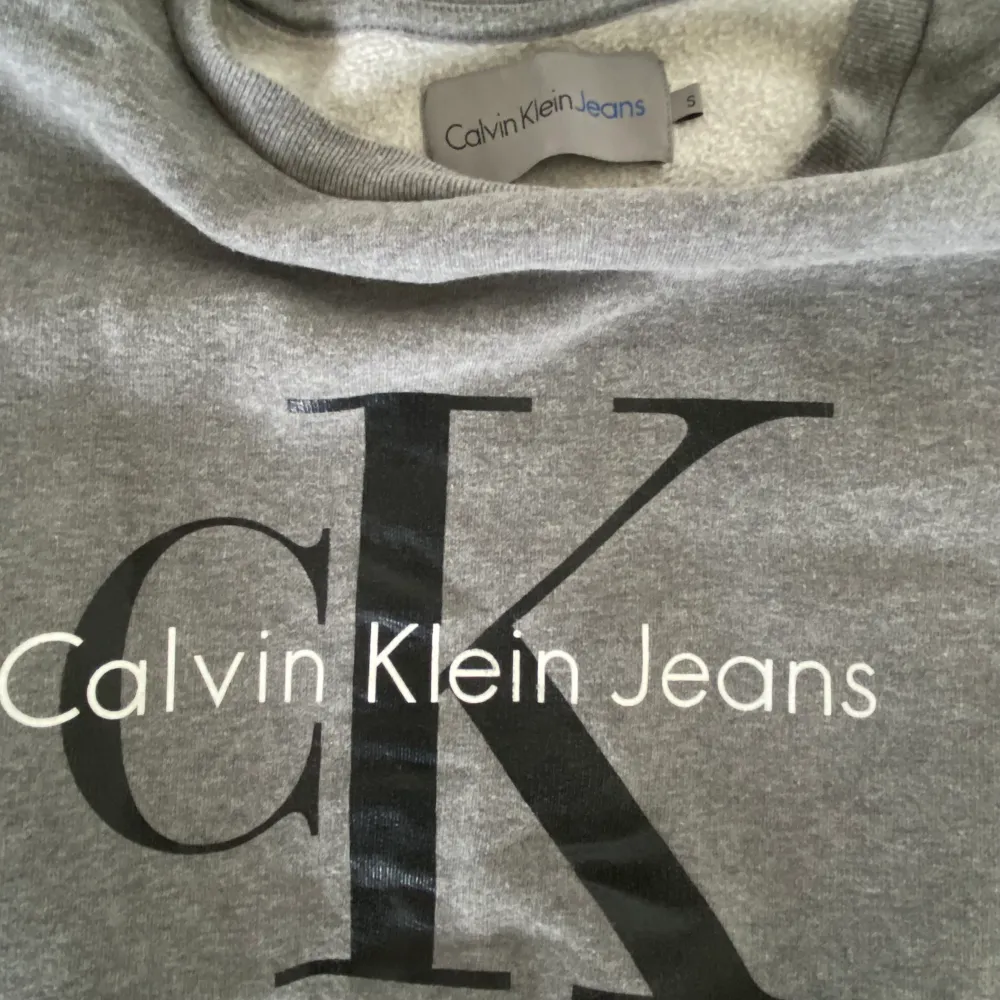 En helt ny Calvin Klein sweatshirt som endast har använts 2-3 gånger, säljer eftersom den är för stor på mig. Perfekt skick, ser helt ny ut och har inga som helst defekter. Storlek S men passar även M. Hoodies.