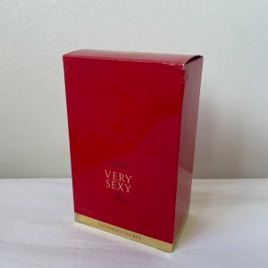 Very sexy parfym Victoria Secret - En helt oanvänd parfym  från Victoria Secret, Very sexy 50ml. Nypris på 800kr. Aldrig använd. Har endast tagit bort plastet utanför!!
