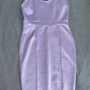 Nelly festklänning  - En klänning som jag fått i present men aldrig kom till användning då den inte passar. Har en slit och längden är över knäna. Helt oanvänd!!