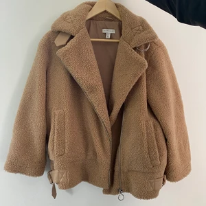 Topshop jacka - Teddyjacka, knappt använd. Storlek S. Jättefin med spänne vid midjan, se bild 3. 