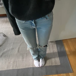 Jeans - Jeans med hål på båda knän från zara i strl 36