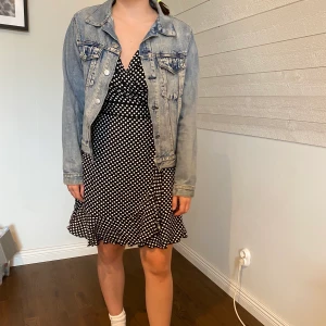 Jeansjacka 💙💙 - Jeansjacka utan fickor men som passar jättebra till somriga kläder. Några år gammal men i bra skick. Säljs pga gillar mer oversize stil och helt enkelt vuxit ur den. Passar bra och är i stretchigt material