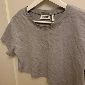 Weekday grå croppad T-shirt  - •Grå, croppad T-shirt från Weekday  •Storlek S •Mycket bra skick, använd någon enstaka gång •Mitt pris 40 kr 