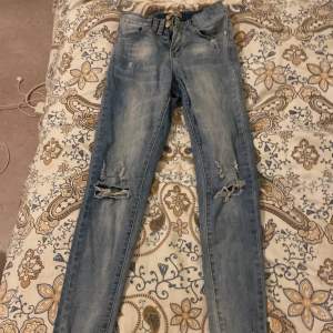 Jeans med hål, använda 10-15 gånger ungefär, köpta för runt 1 år sen 