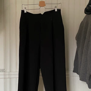Kostymbyxor  - Kostymbyxor från Karin Wester i fint skick. Möts upp i umeå eller skickas mot fraktkostnad:) 