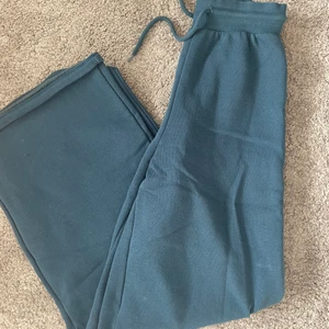 Mjukisbyxor utsvängda  - Använda vid fåtal gånger då de är för långa för mig, är 160cm. Annars otroligt sköna