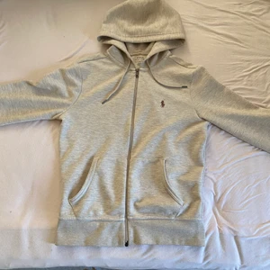 Polo kofta strl xs - Säljer denna polo kofta som jag köpte för 1600. Den har inga som helst flaws och är så gott som ny. Den är storlek XS men passar även om du bär S. Pris kan diskuteras.