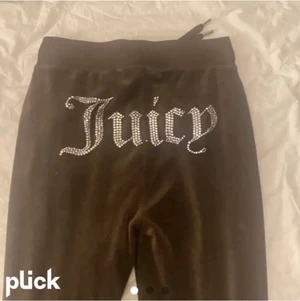Bruna juicy couture byxor - Säljer mina bruna juicy byxor i strl xxs. Köptes från Urban outfitters för 900 säljer nu för 500kr. Har sytt upp de så de passar någon som är ca 150cm lång. Skriv för frågor💓💓