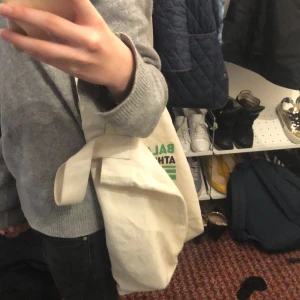 Tyg väska  - Jätte bra och stor tote bag från hm aldrig använd! Stor får plats med mycket 