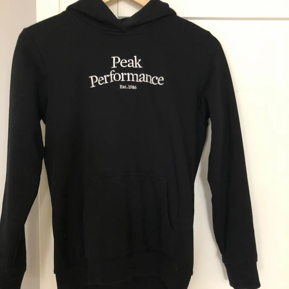 Peak performance hoodie i stl 160 svart med vitt tryck. Nyskick,använd en gång! Köpt från Kidsbrandstore 699kr. Anonsen finns på fler sidor . Hoodies.