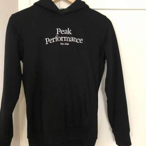 Peak performance hoodie i stl 160 svart med vitt tryck. Nyskick,använd en gång! Köpt från Kidsbrandstore 699kr. Anonsen finns på fler sidor 