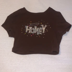 T-shirt tajt - Denna söta tröja från shein som jag fick av en kompis. Aldrig andvänt ,storlek XS💕org pris 50kr , spårbar 39kr