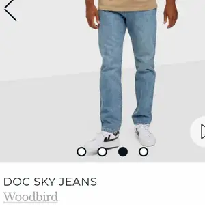 Två par woodbird jeans i färgerna sky och blue vintage. Båda i storlek 34/30. Använda fåtal gånger. Väldigt fint skick. Nypris 799kr/st. Mitt pris ett par för 450kr och båda paren 700kr.