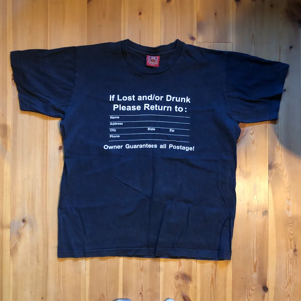 En unik tshirt med tryck och schysst vintage fade, sitter boxy! :). T-shirts.