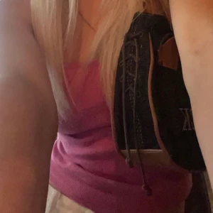 Rosa bandeau topp💕 - Säljer nu min söta rosa bandeau topp som är slutsåld på Gina Tricot. Fin som festtop och perfekt till höst 🍂  OBS: Tryck ej på köp direkt knappen är ni snälla💕