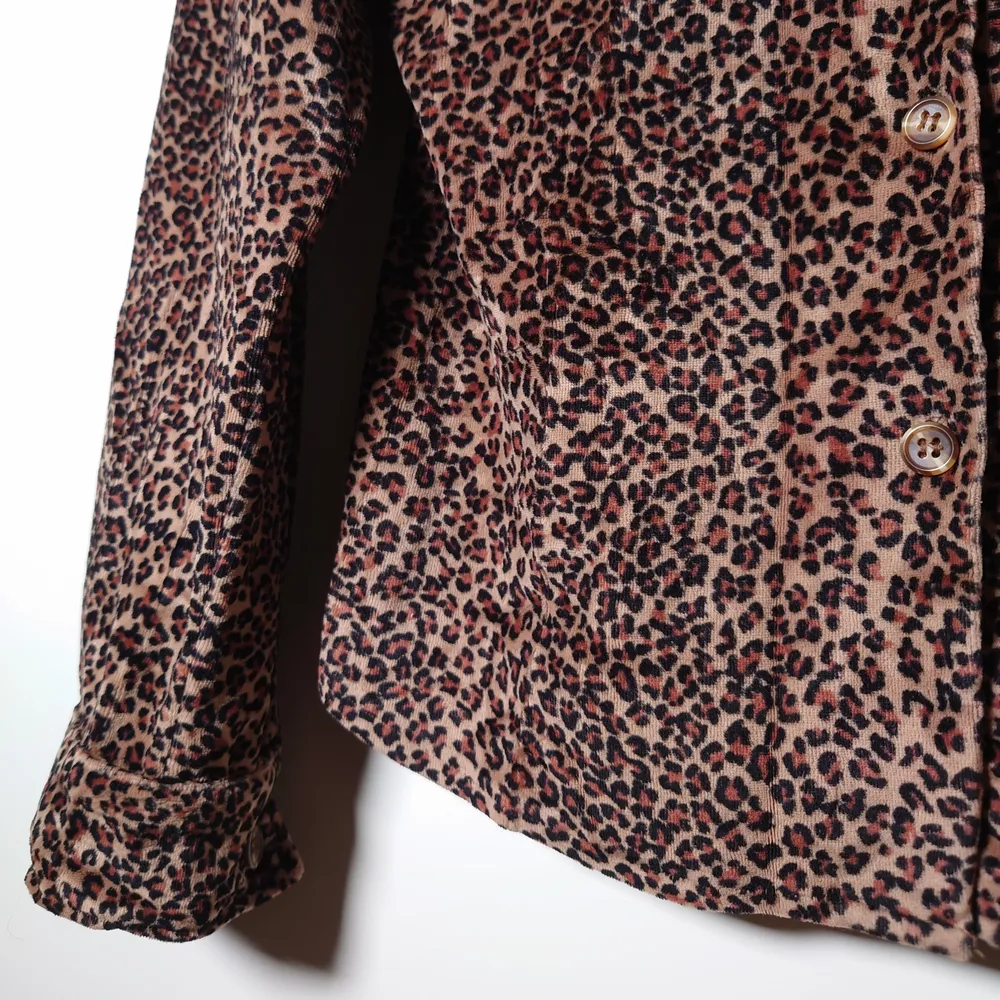 Leopardskjorta i typ plysch, mjuk och skön. Ingen storleksmärkning men är som en M 🌿. Tröjor & Koftor.