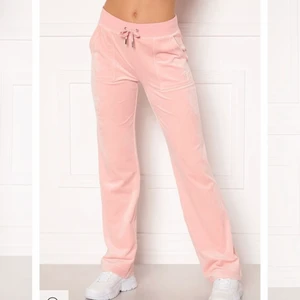 Juicy couture byxor  - Intresse koll på ett par rosa juicy byxor, storlek S. Använda 3-5 gånger bara. Skriv privat för bilder, pris kan diskuteras🫶🏻