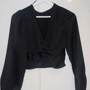 Svart blus - Jätte snygg blus med urringning! Funkar både till vardags och finkläder🖤skickar med postnord