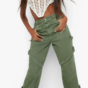 Boohoo pants - Helt nya!! Aldrig använda på grund av för små:(( jag är normalt 40 i jeans men dessa var för thighta i rumpan annars dör jag för dem.. tyvärr syns inte hela byxorna i bilden men om du är intresserad så skicka bara ett meddelande så löser vi de