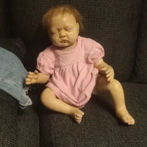 Reborn  - Säljer min reborn man får med saker typ som body,byxor,hårband,skor,drägellapp,jacka och en blöja😊