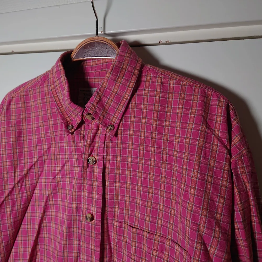 En klassisk rutig skjorta i cerise/rosa/röd/orange. Funkar bra som oversize🌿. Skjortor.